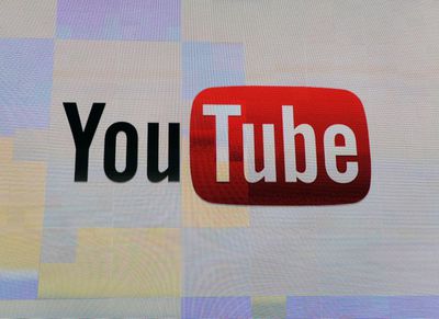 Logo YouTube na obrazovce počítače