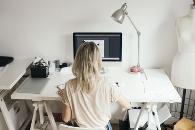 Vysoký úhel pohledu na ženský design profesionální pomocí počítače doma