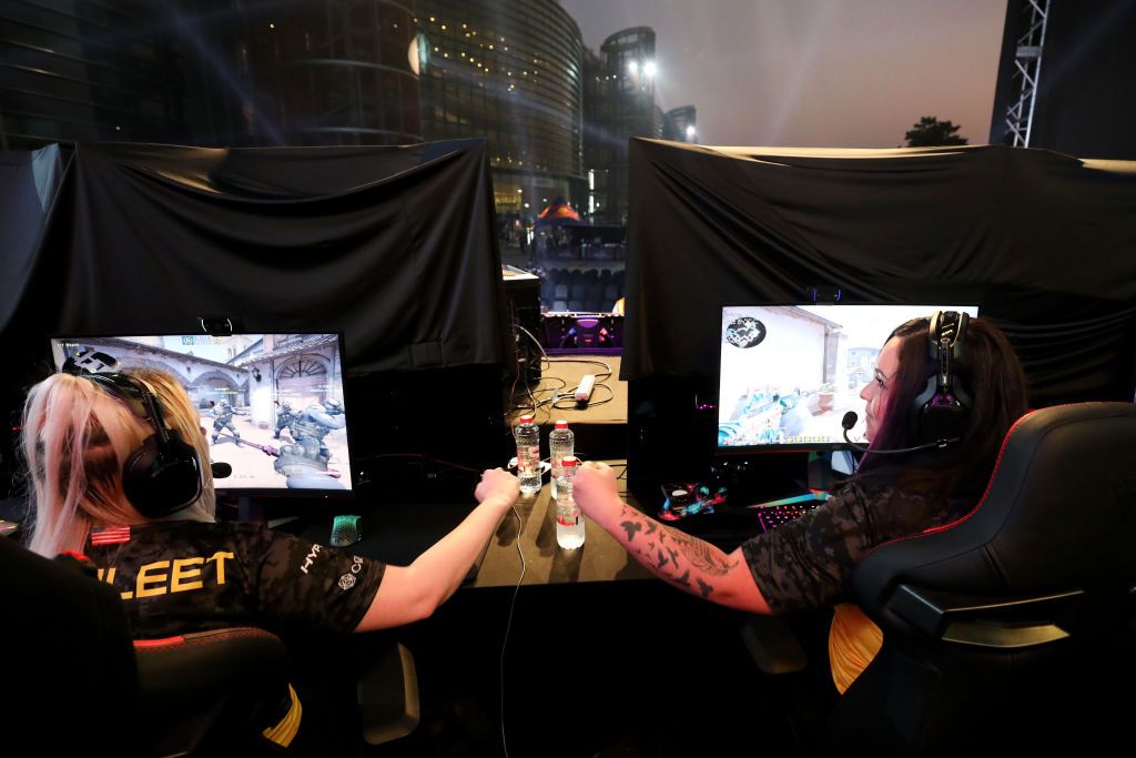 Členové týmu Dignitas reagují během světového finále CS: GO ve druhém dni festivalu Girl Gamer Esports na závodišti Meydan 22. února 2020