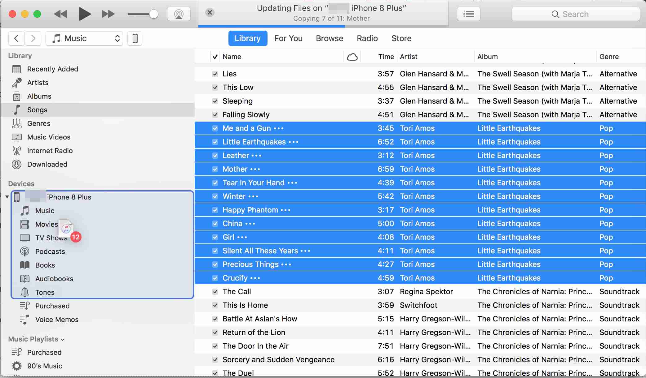 iTunes v macOSu přetahování více skladeb do iPhone ručně