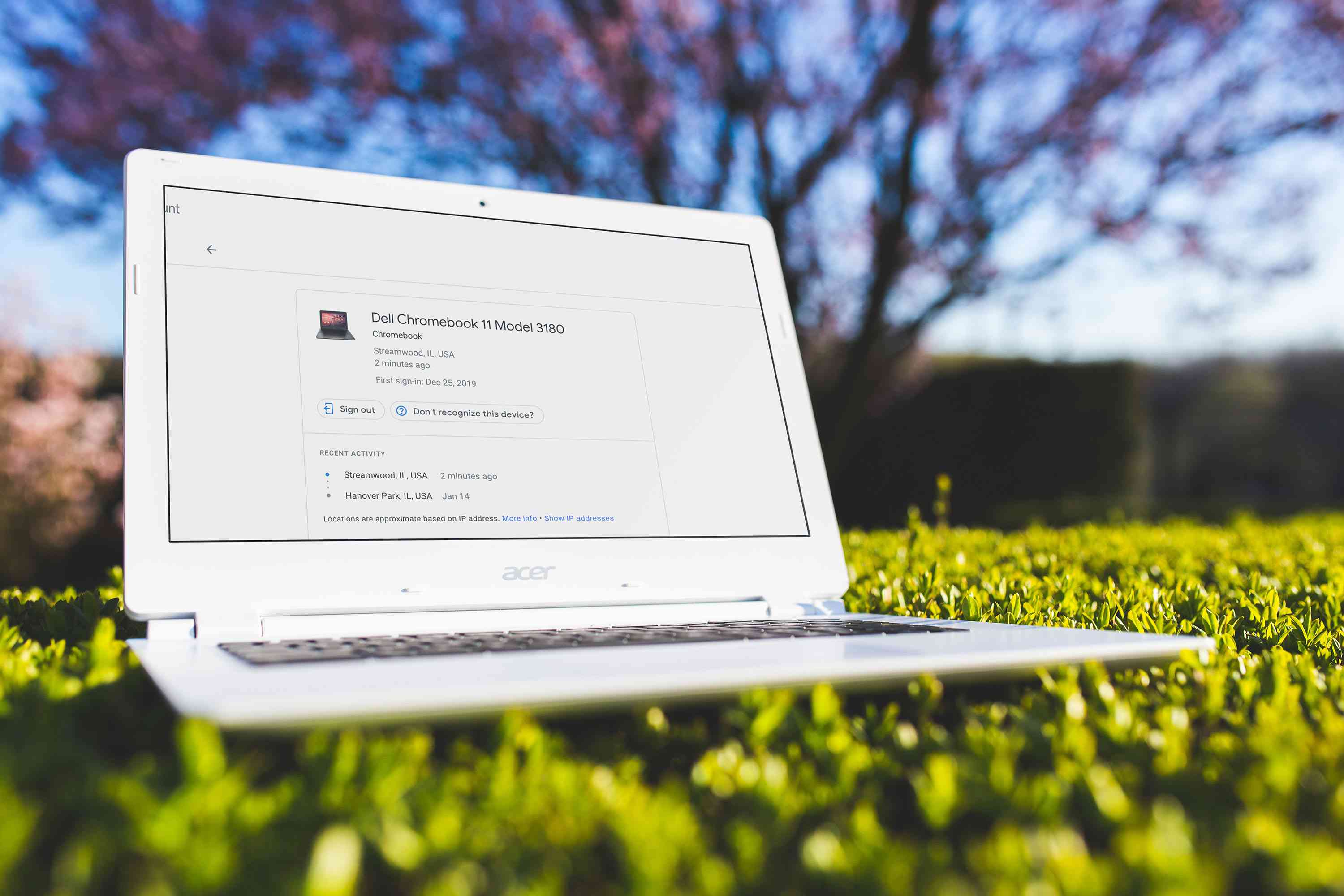 Notebook venku s obrazovkou pro správu Chromebooku