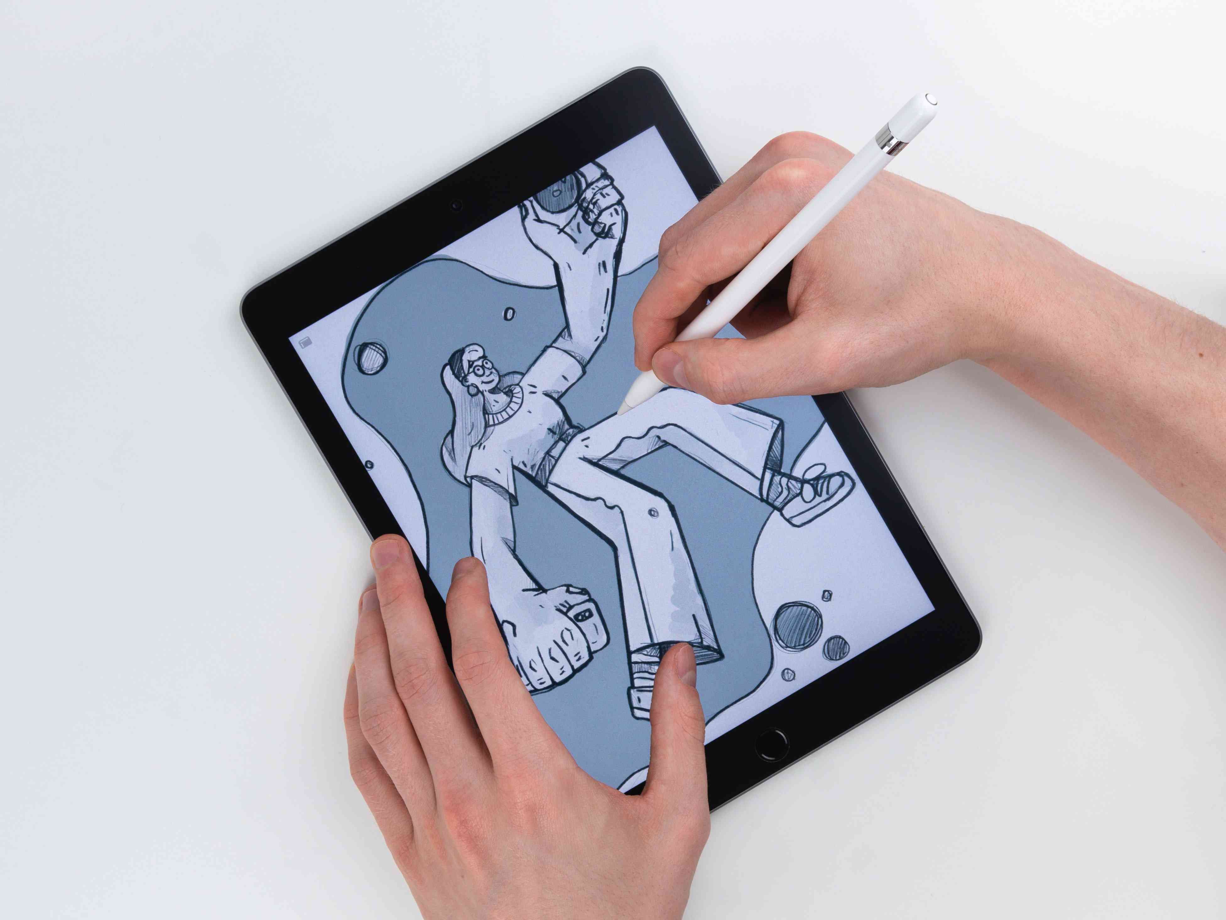 Někdo kreslí na iPad pomocí Apple Pencil. 