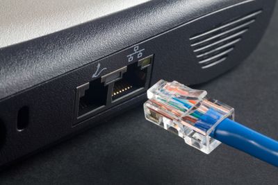 Ethernetový kabel a zásuvka