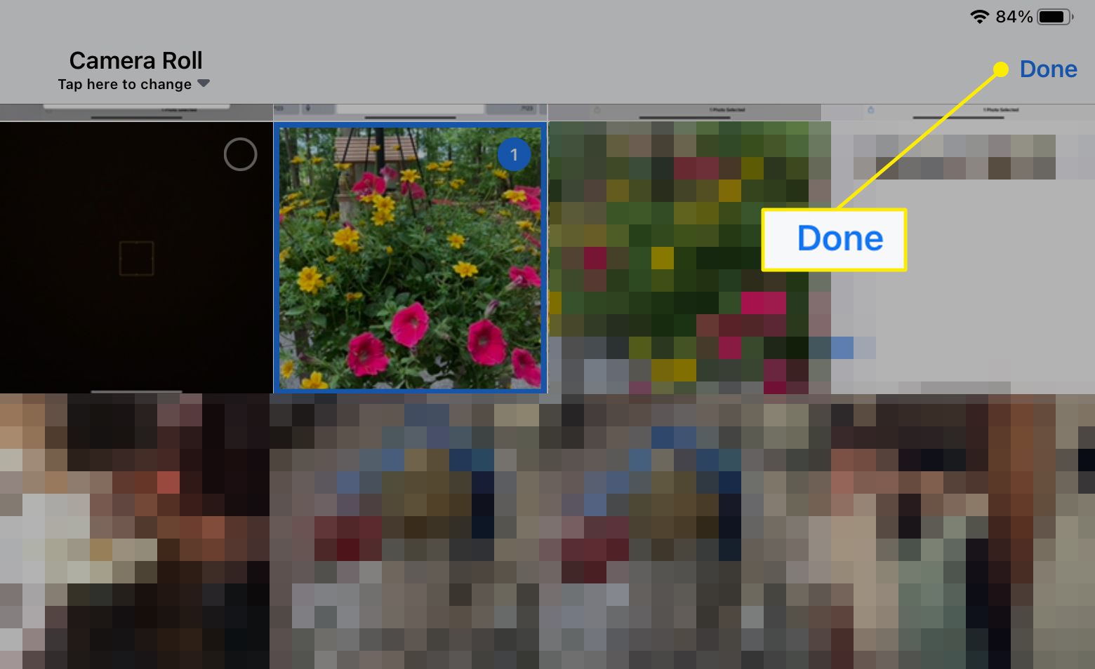 Výběr fotografie a tlačítko Hotovo v aplikaci Facebook na iPadu