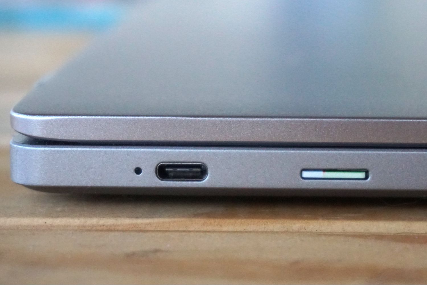 Porty USB a MicroSD karty Chromebooku