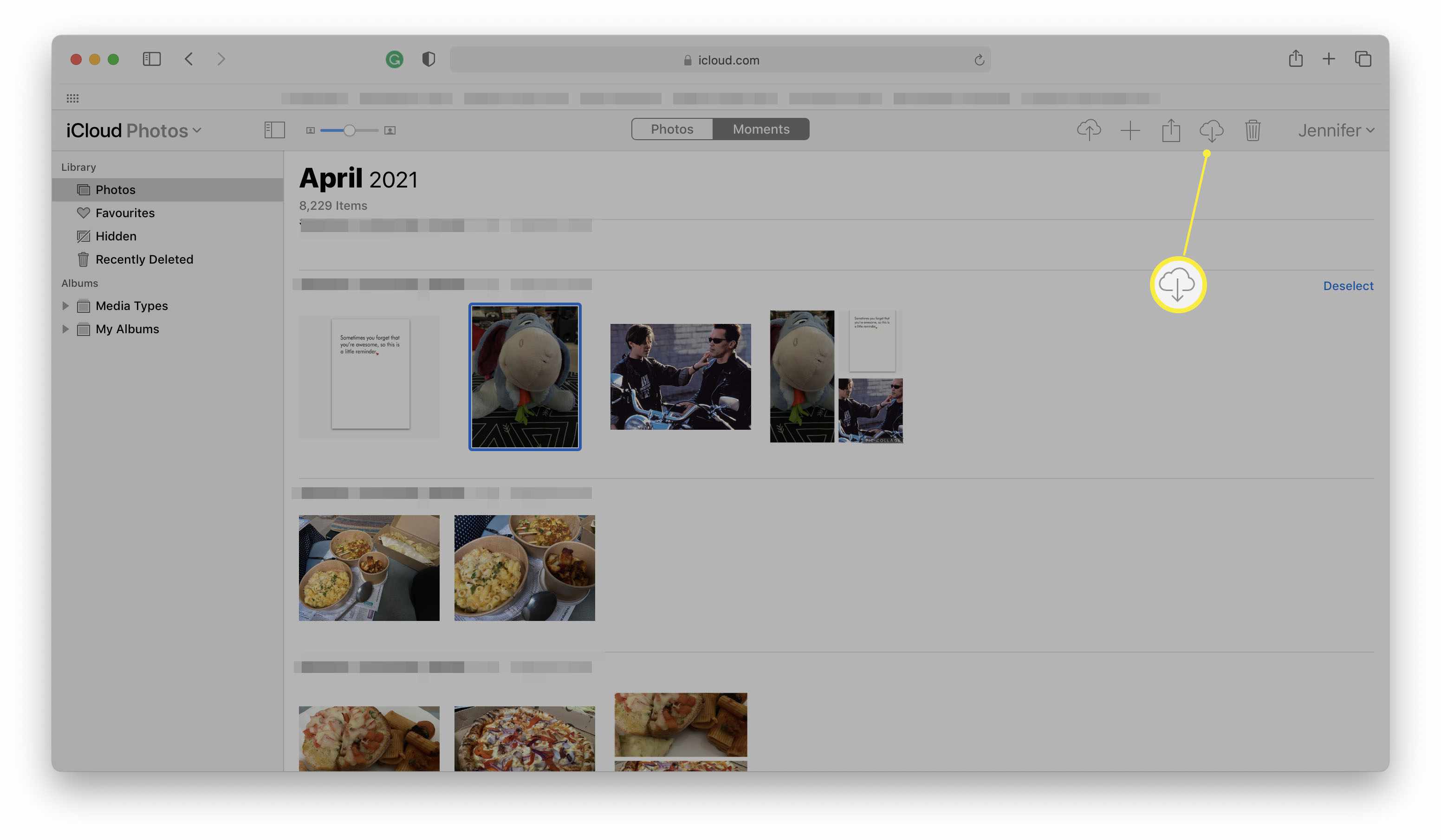 iCloud.com s vybranou fotografií a zvýrazněným tlačítkem ikona stahování v cloudu