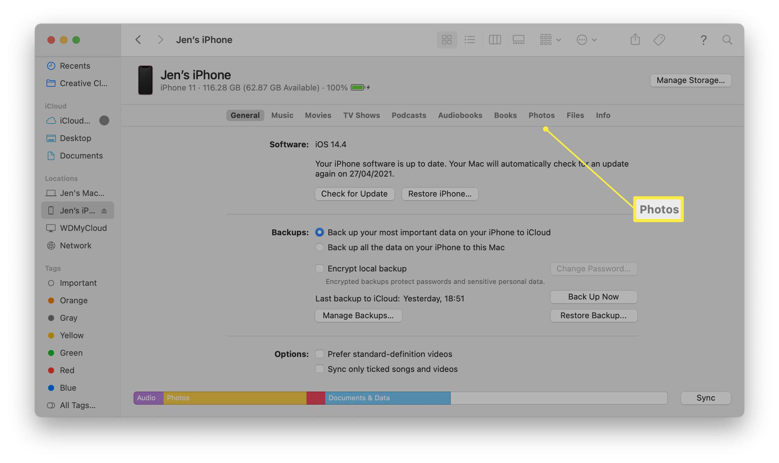 Okno Finder pro MacOS s otevřeným iPhone a zvýrazněnou kartou Fotky