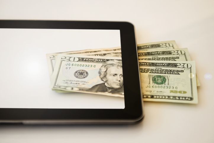 Digitální tablet a dvacet dolarové bankovky