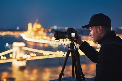Fotograf, který v noci fotí město