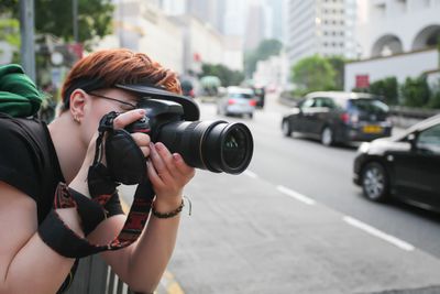 Žena natáčení digitální zrcadlovky ve městě