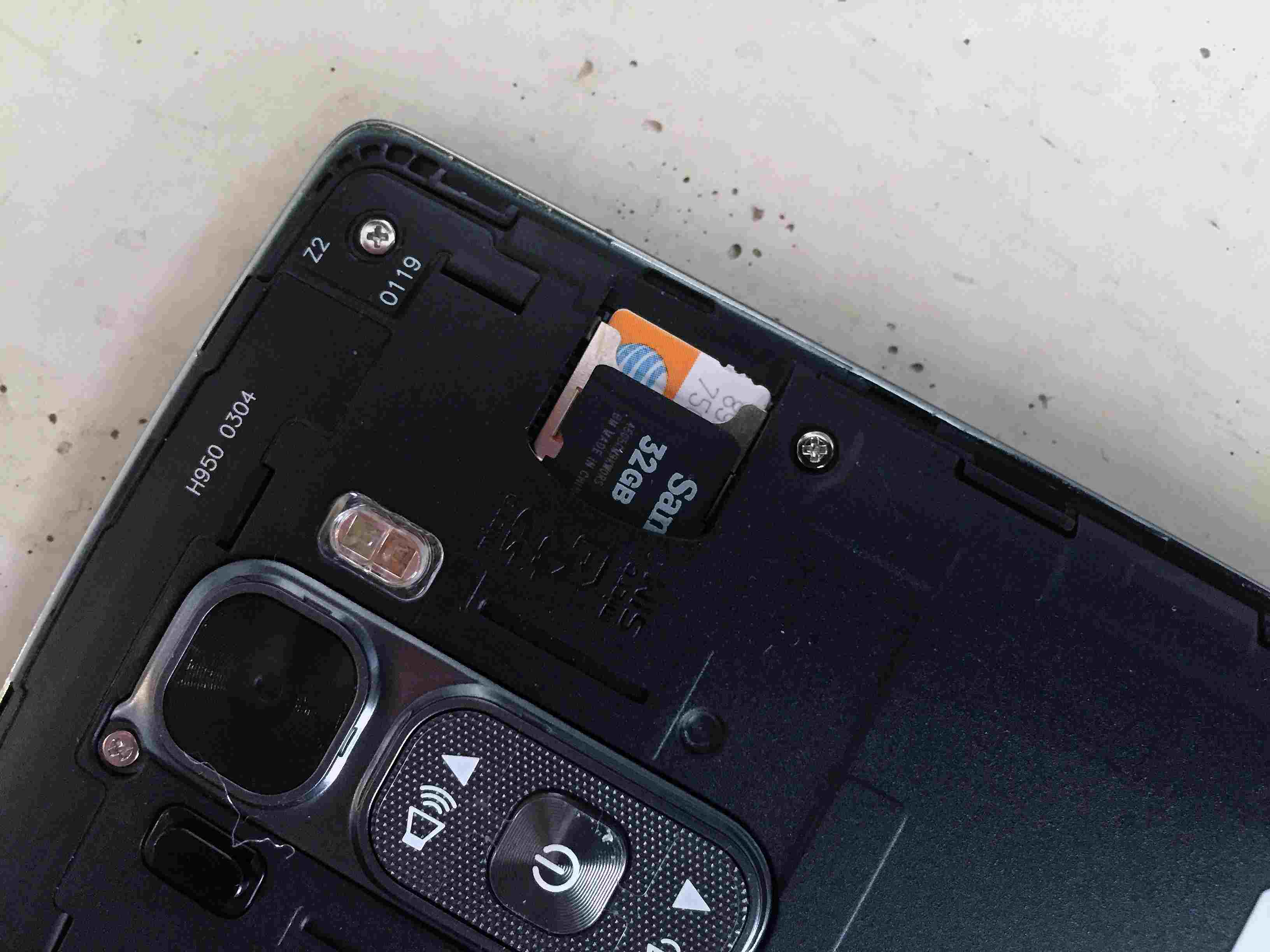 Zadní strana otevřeného telefonu s hledáním slotu pro microSD v LG G Flex 2