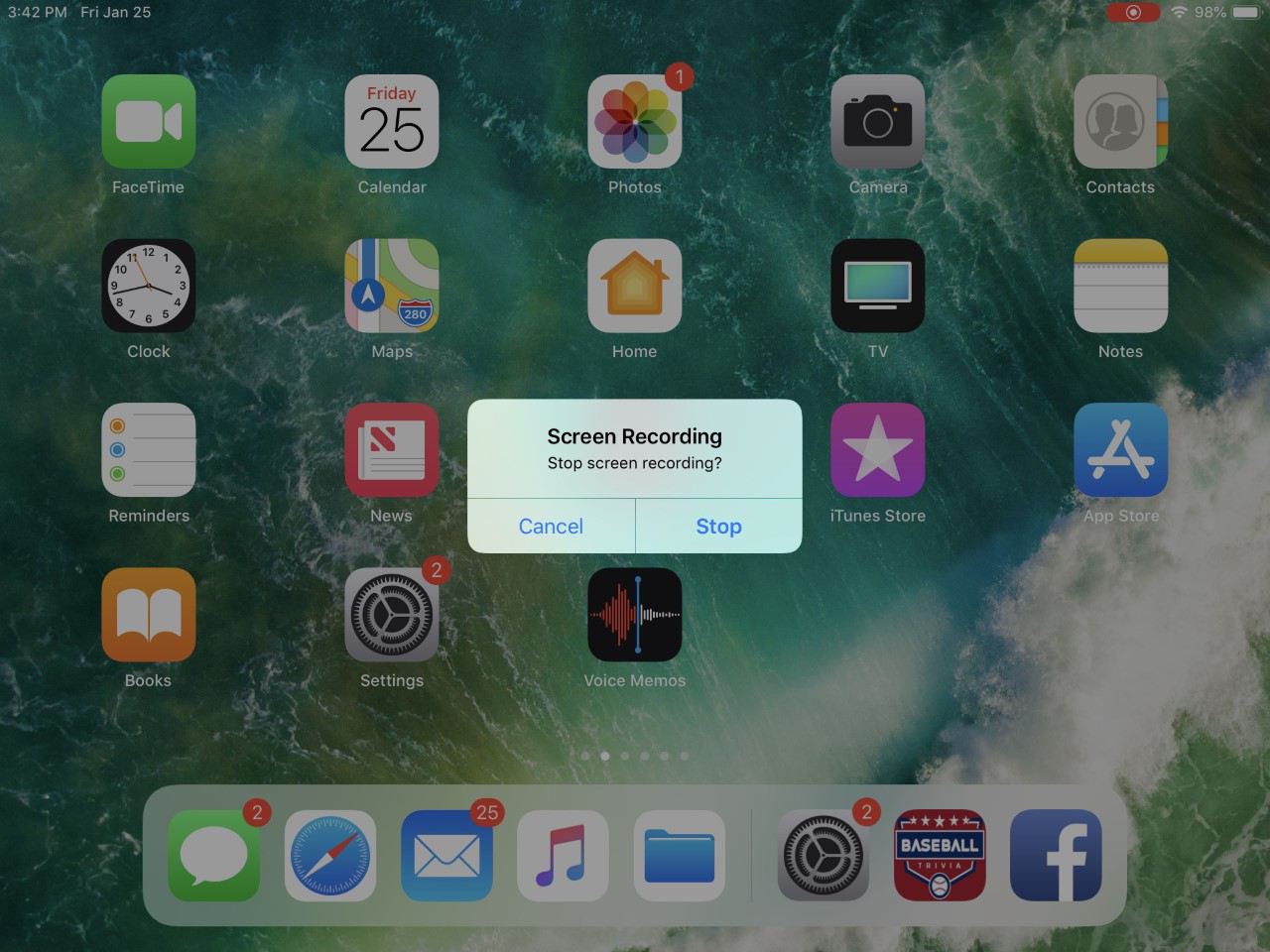 Snímek obrazovky domovské obrazovky iPadu s aktivovaným záznamem obrazovky.