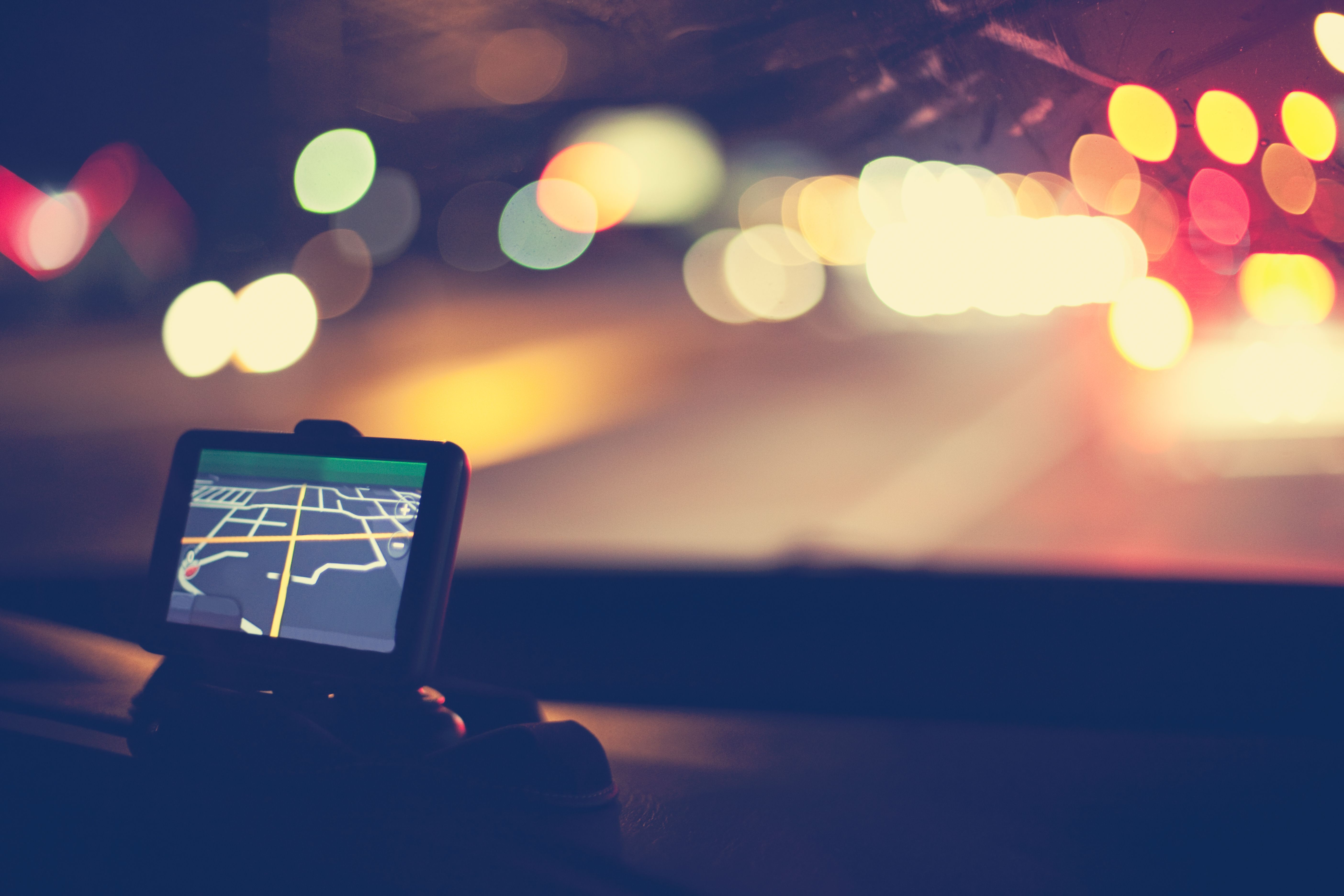 GPS navigační systém na palubní desce automobilu