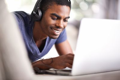 Osoba se sluchátky poslouchá hudbu online zdarma