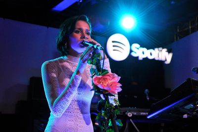 Nina Nesbitt vystupuje na jevišti ve Spotify "Hlasitěji spolu" událost