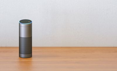 Zařízení Amazon Echo na stole