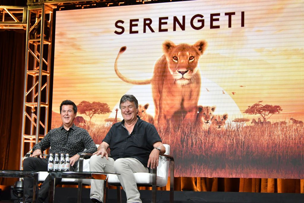  Simon Fuller a John Downer ze Serengeti hovoří během segmentu Discovery na Summer Tour Television Critics Association Press Tour 2019.