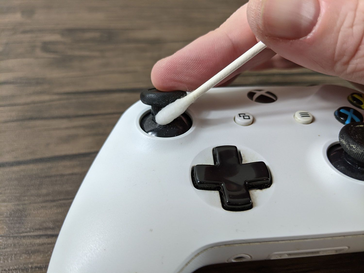 Čištění analogové páčky ovladače Xbox One.