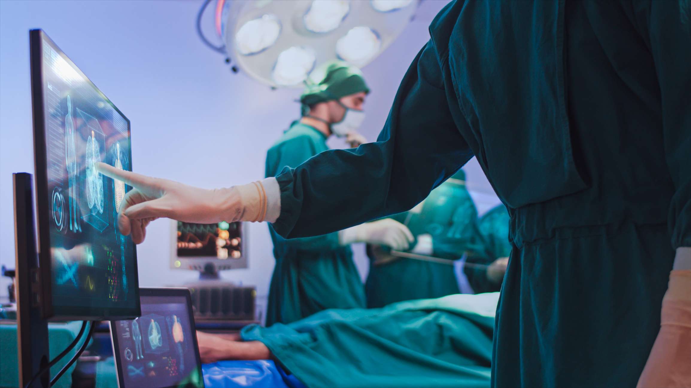 Lékař pomocí hologramu rozhraní moderní virtuální obrazovky na operačním sále, inovativní a budoucnost lékařské a zdravotnické technologie.
