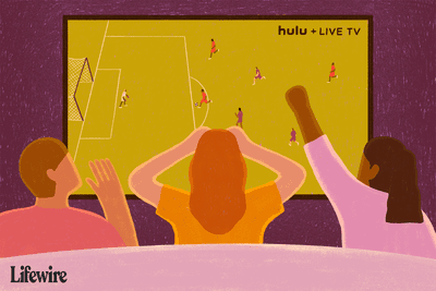 Tři lidé sledující fotbalový zápas na Hulu + Live TV