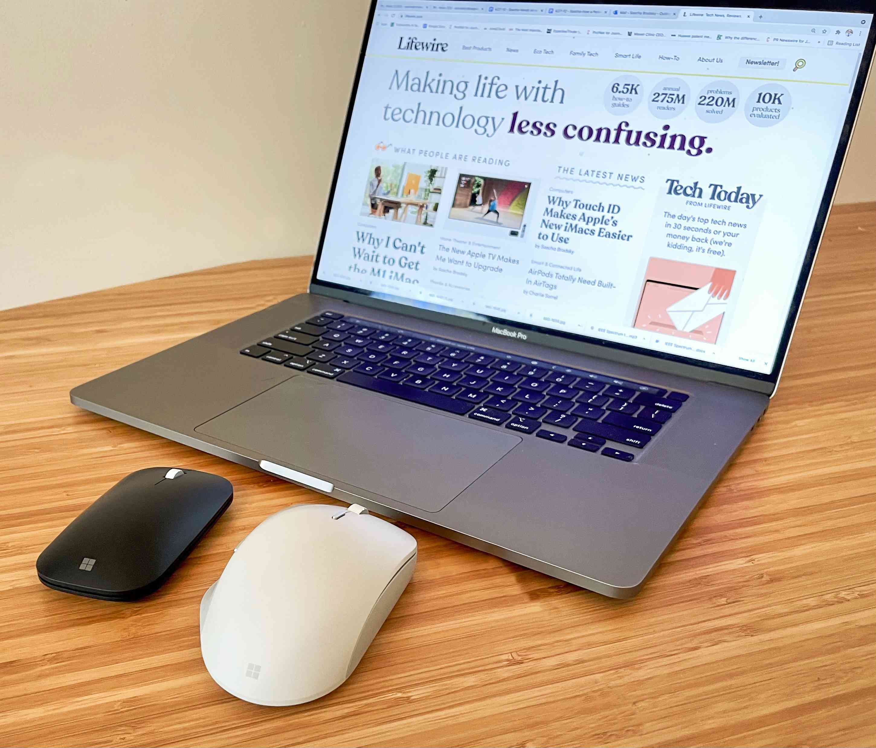 Microsoft Surface Mouse a Surface Mouse Mini sedí před počítačem MacBook Pro. 