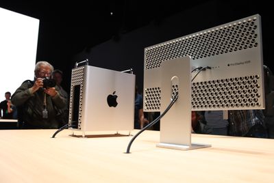 Mac Pro 2019 na fotografovaném stole