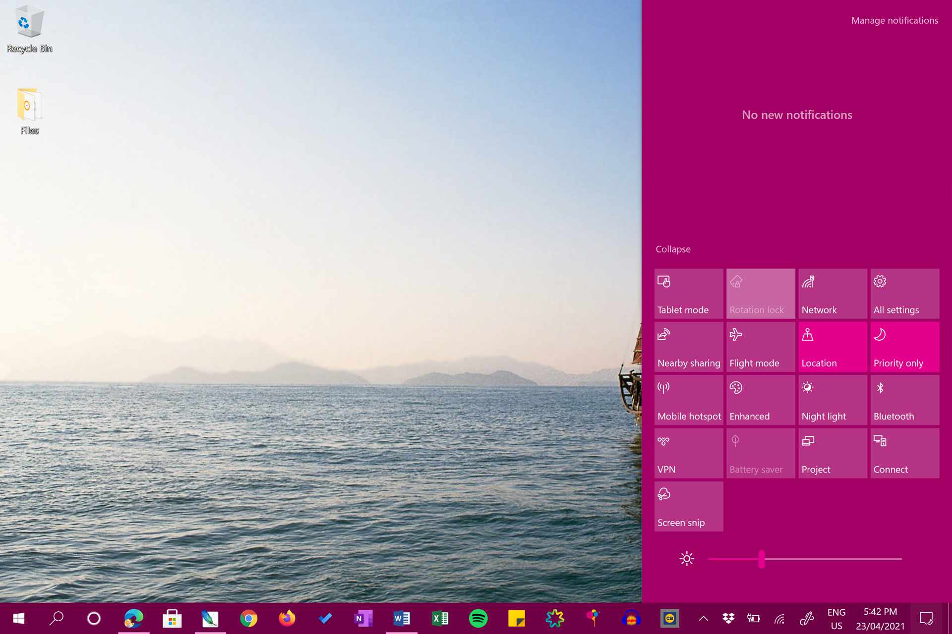 Pracovní plocha Windows 10 s otevřeným centrem akcí.