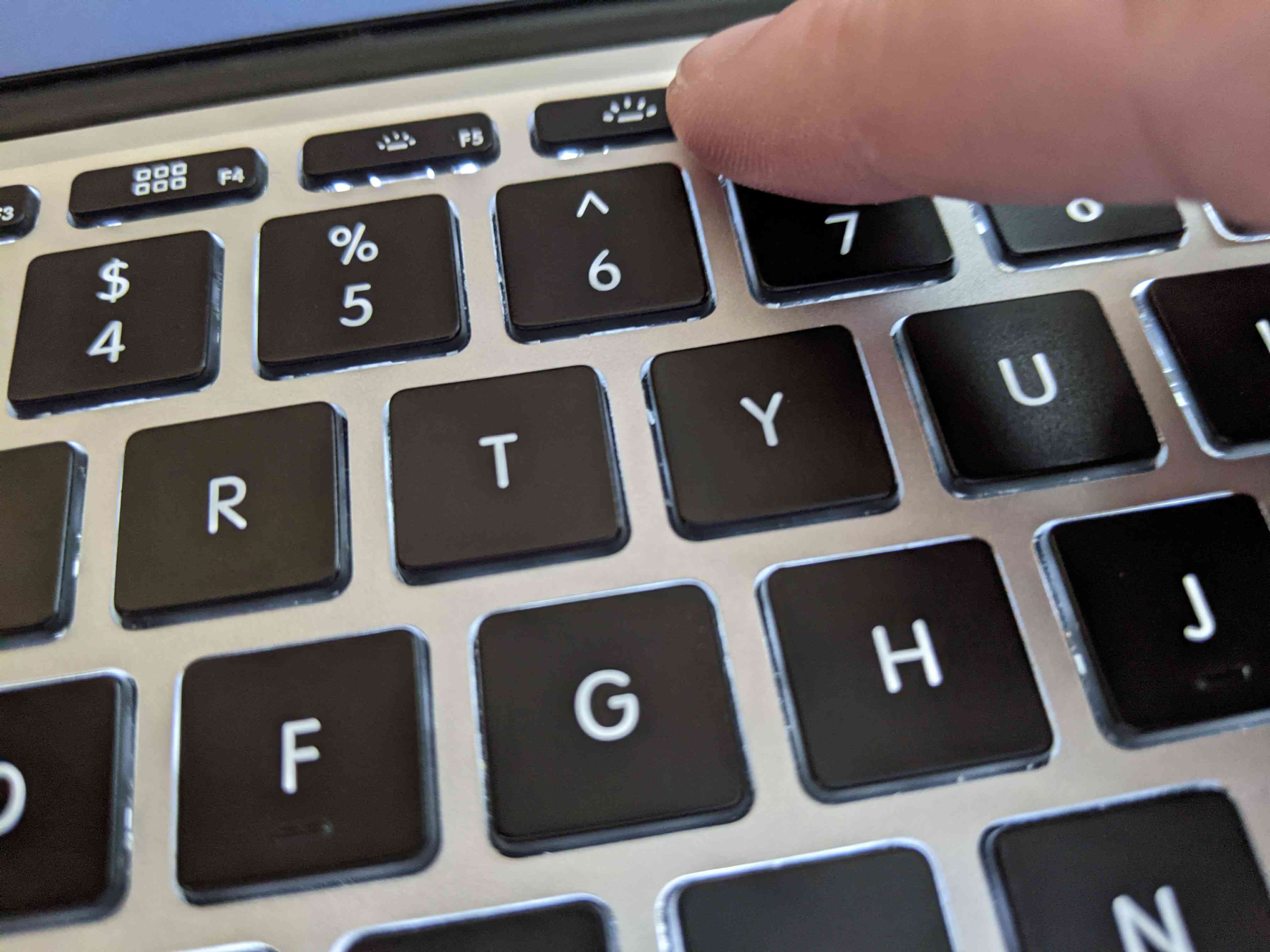Zvyšování jasu světla klávesnice MacBooku.
