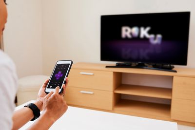 Připojení AirPods k Roku TV pomocí iPhone.