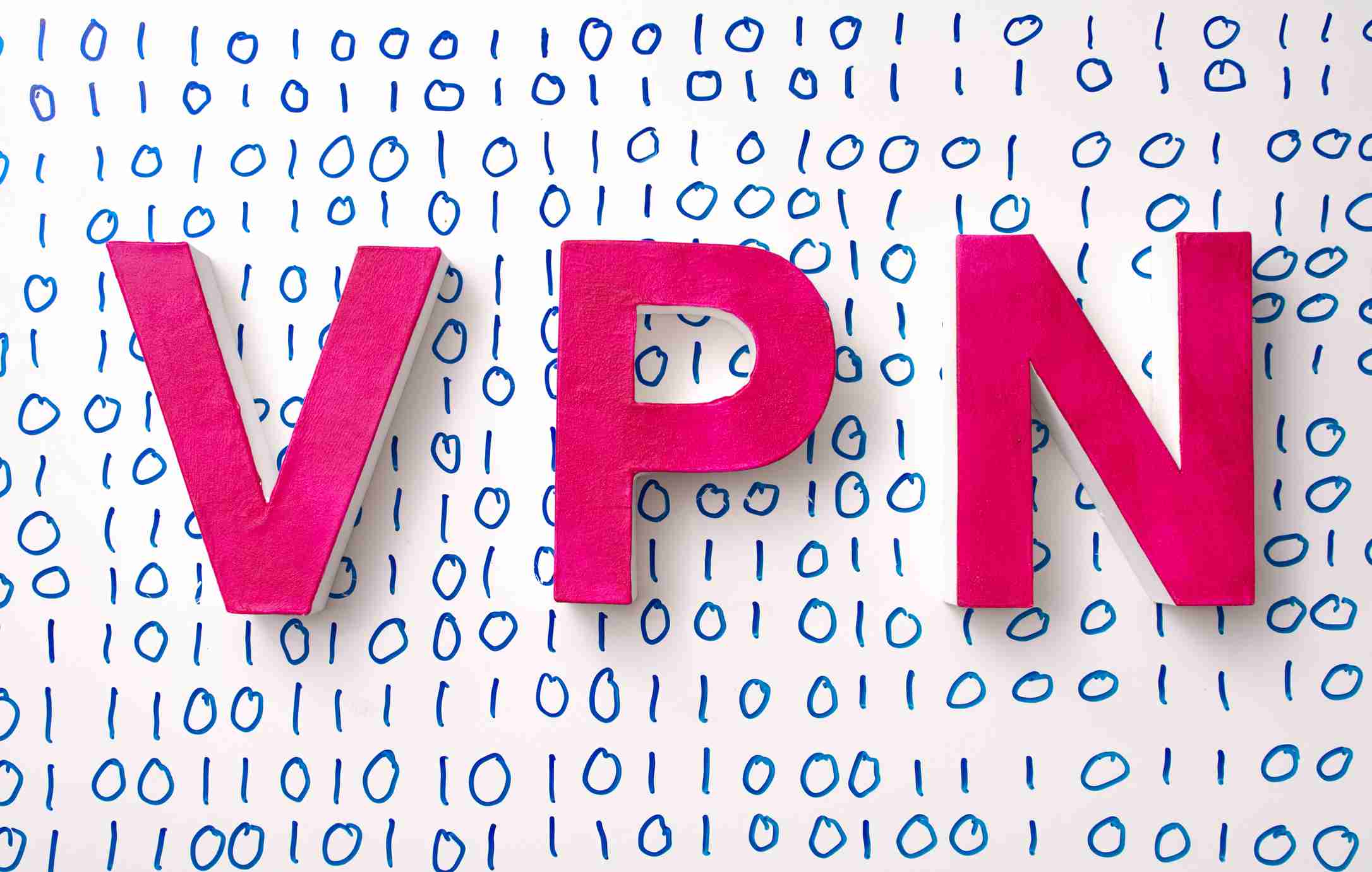 Word art, který říká „VPN“ před pozadím binárního kódu