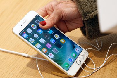 Zákazník zkontroluje iPhone 7 v obchodě Apple