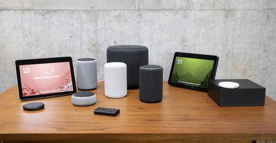 Série zařízení Amazon Echo na stole.