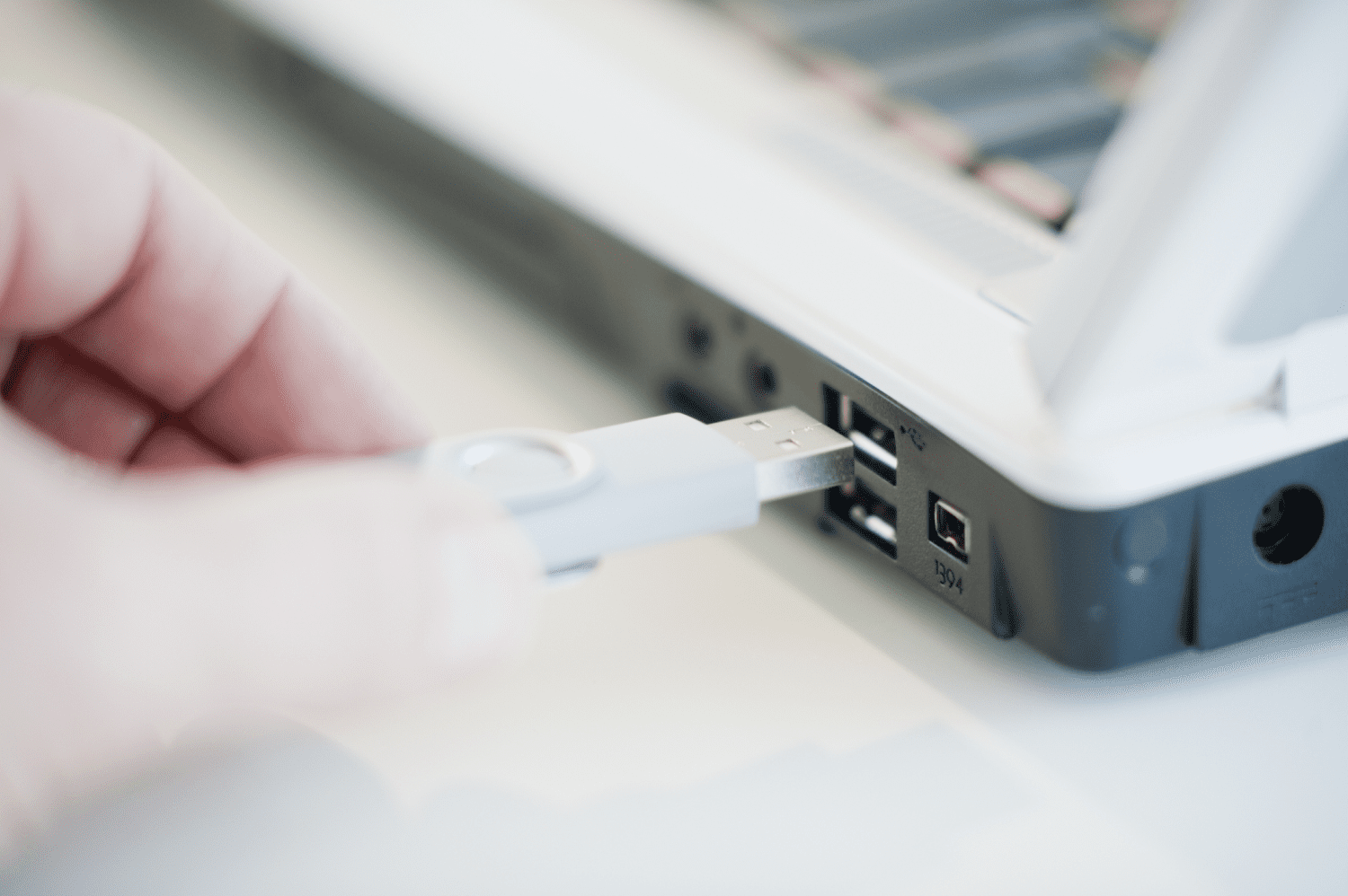 Obrázek zapojení kabelu USB