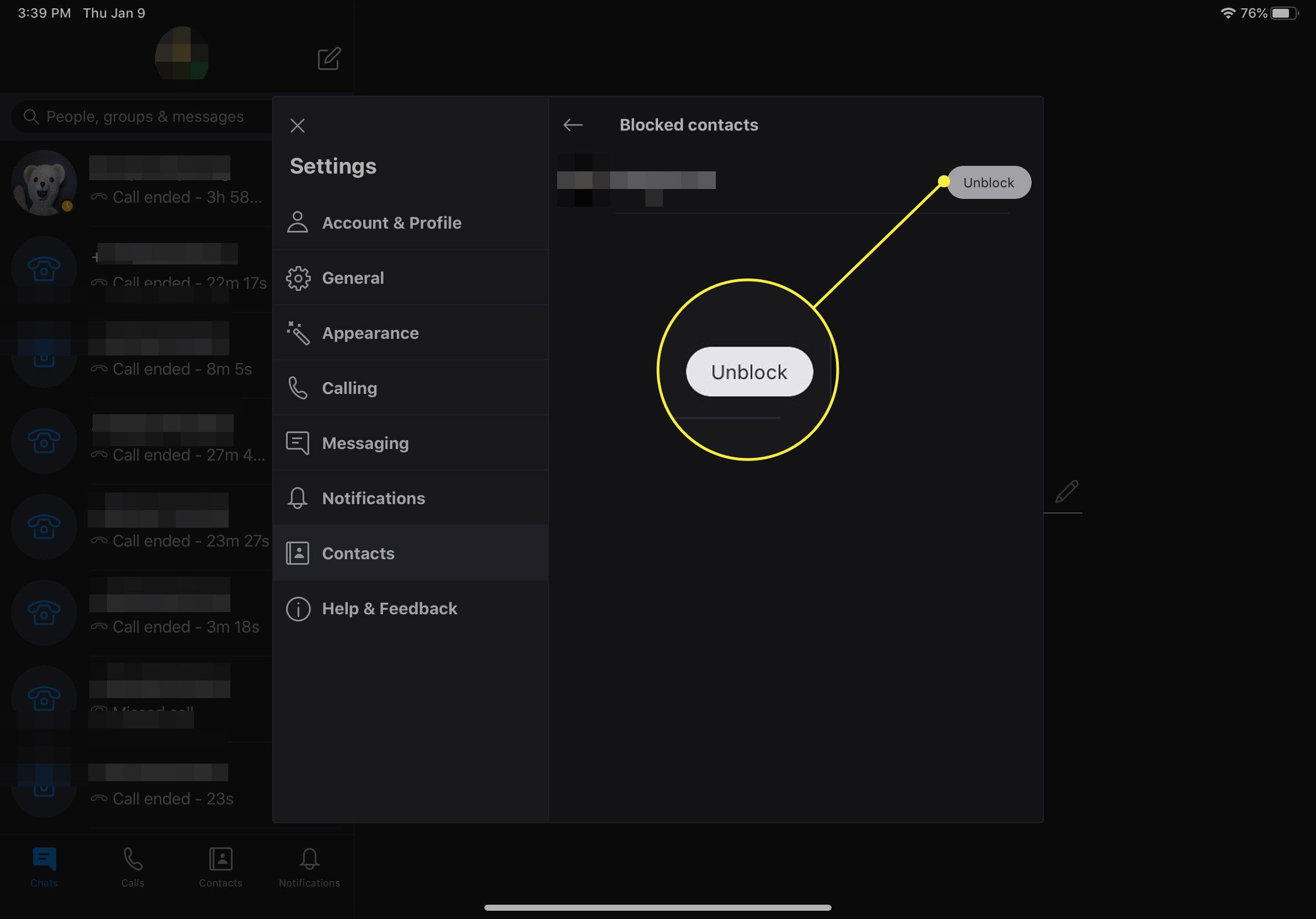 Snímek obrazovky blokovaných kontaktů aplikace Skype pro iPad se zvýrazněným tlačítkem Odblokovat