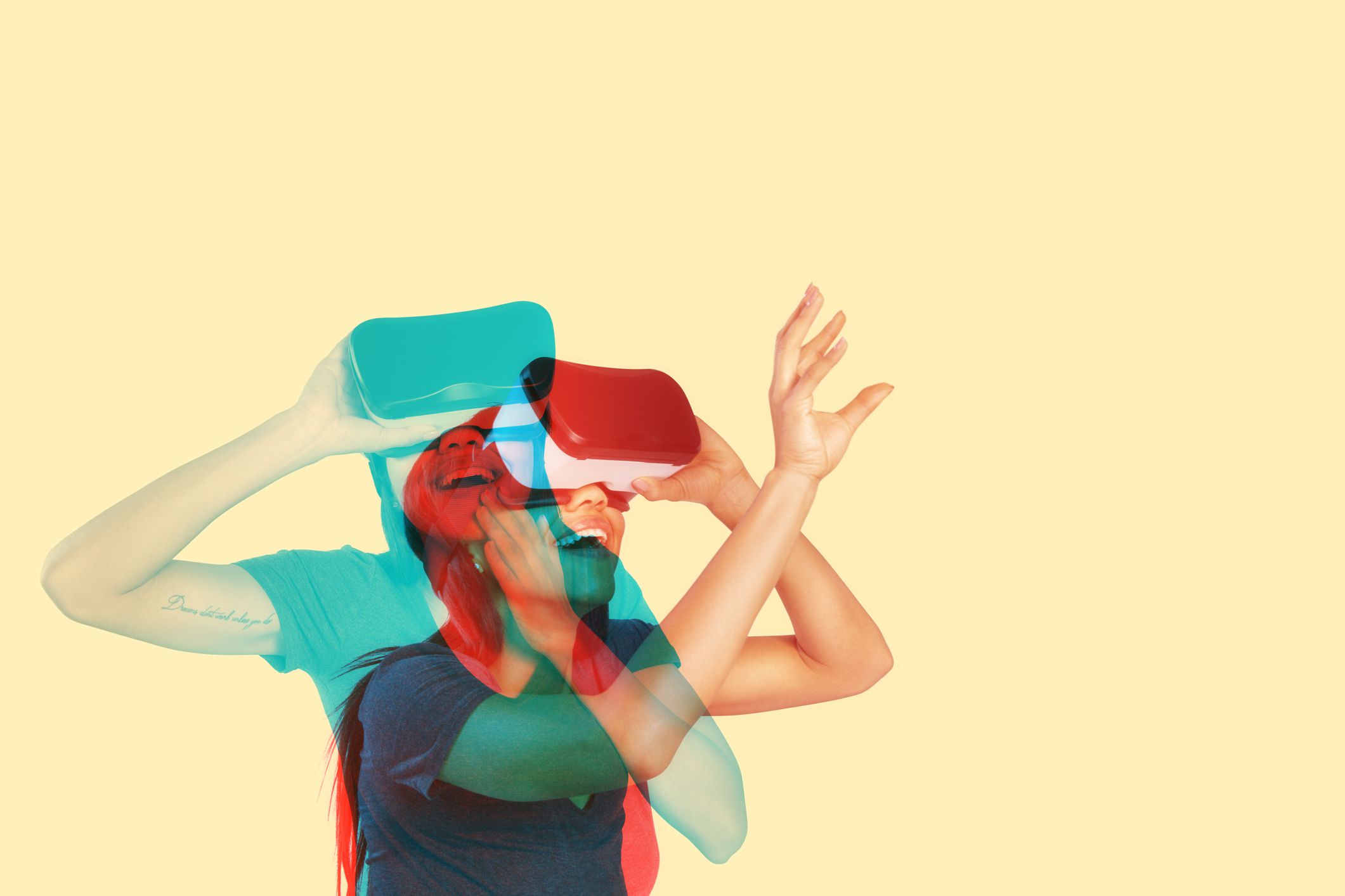 Umělecká fotografie osoby, která používá soupravu VR. 
