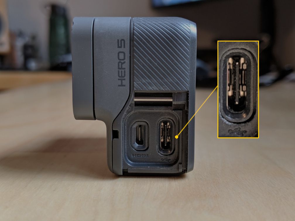 GoPro Hero5 detail portů datového / nabíjecího kabelu