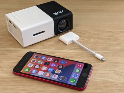 IPhone s mini projektorem a adaptérem HDMI.