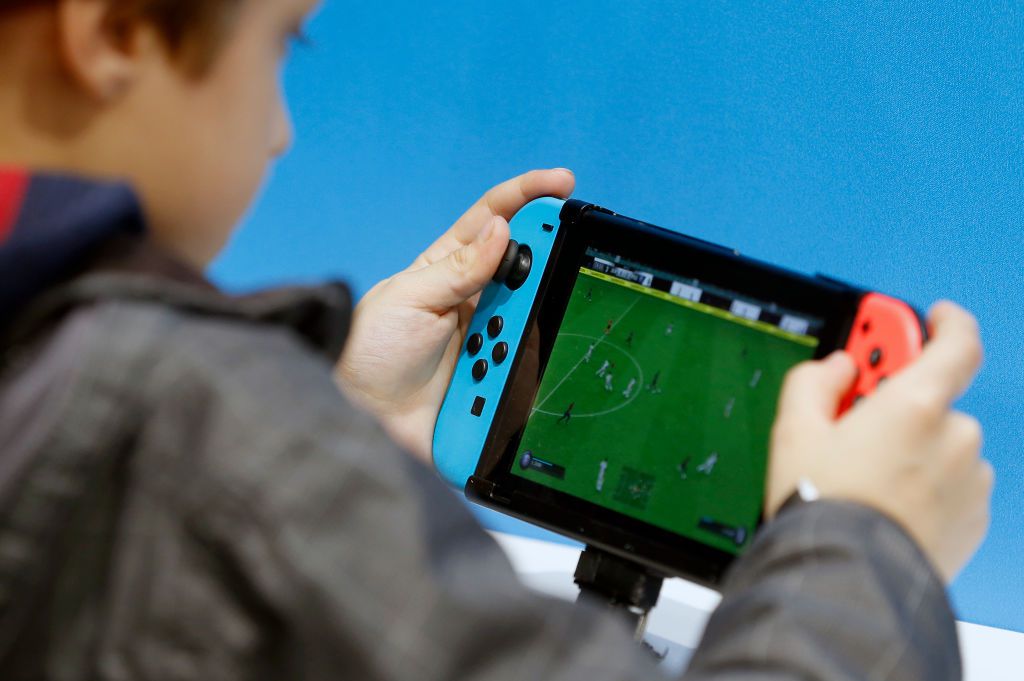 Dítě hrající hru „Fifa 19“ na Nintendo Switch. 