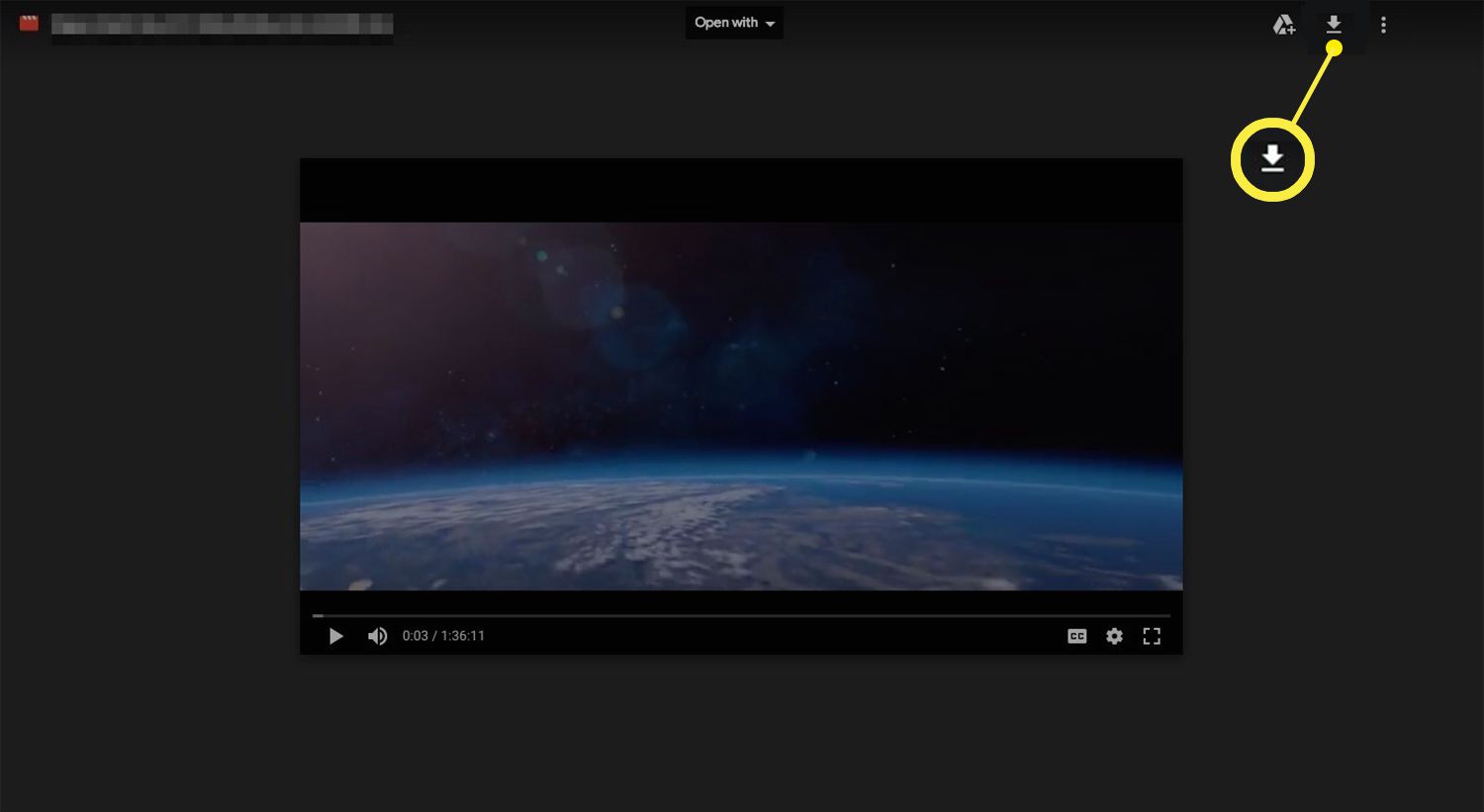 Film v přehrávači Disku Google se zvýrazněným tlačítkem pro stahování.