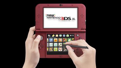 Ruce používající Nintendo 3DS XL