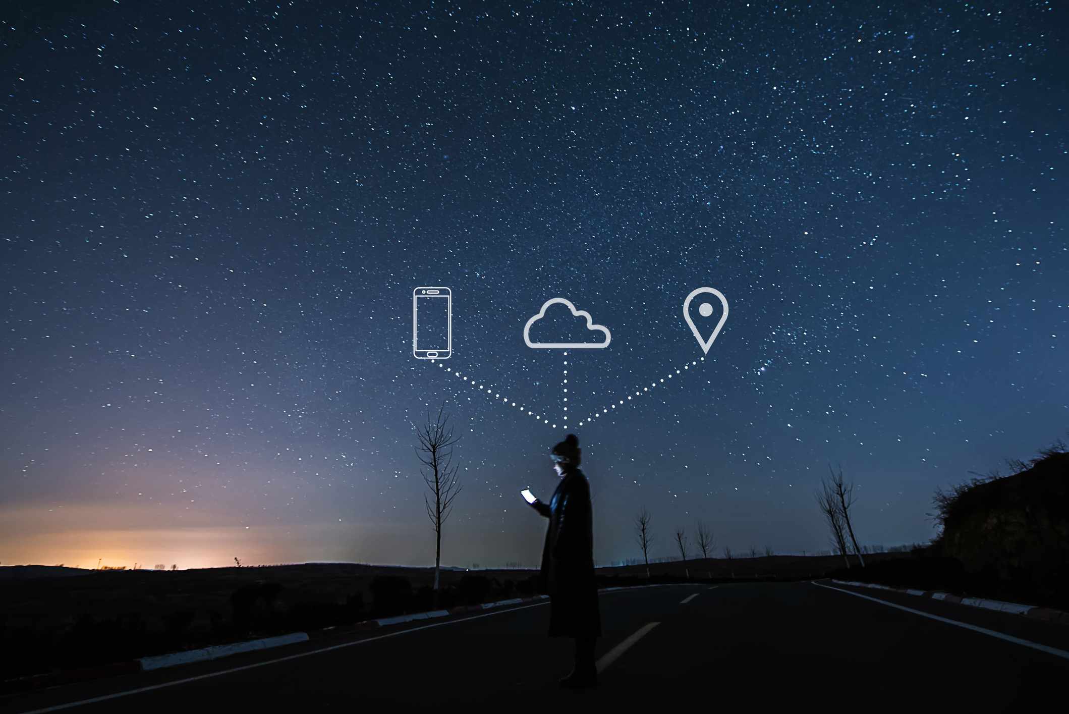 Někdo, kdo používá smartphone za hvězdné noci, s ikonami telefonu, cloudu a mapy na obloze výše.