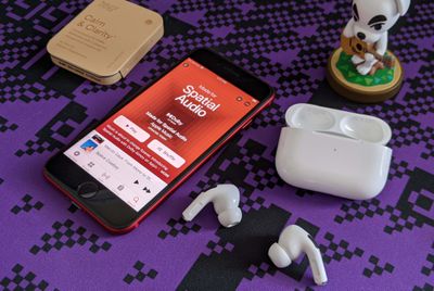IPhone s AirPods Pro hrající prostorový zvuk v Apple Music.
