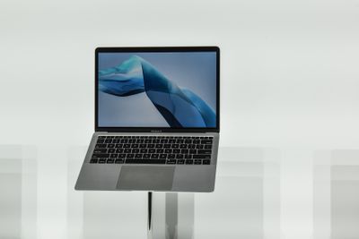 MacBook Air z roku 2018 na podstavci