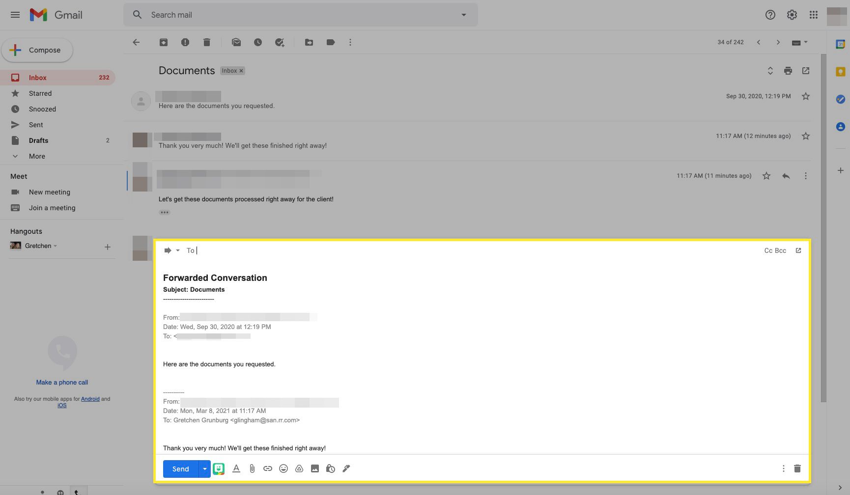 Vlákno e-mailu v Gmailu, které se přeposílá, se zvýrazněnou přeposlanou konverzací