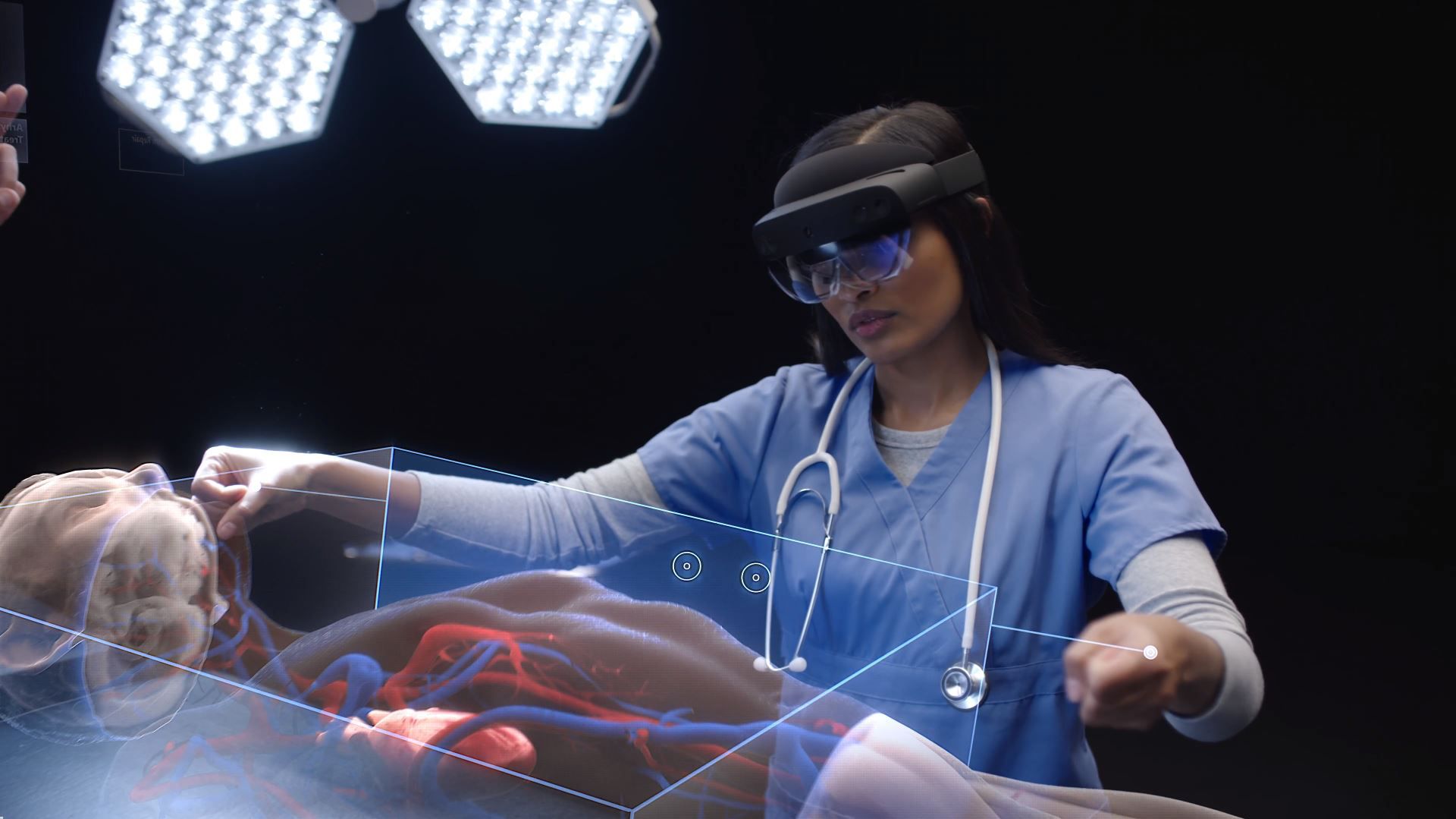 Lékař používá HoloLens 2 k vizualizaci oběhového systému pacienta.