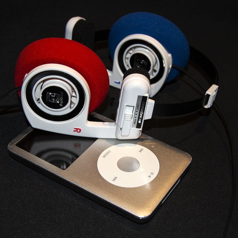 Modifikovaná sada sluchátek Koss Porta Pro se starší verzí přehrávače iPod. 