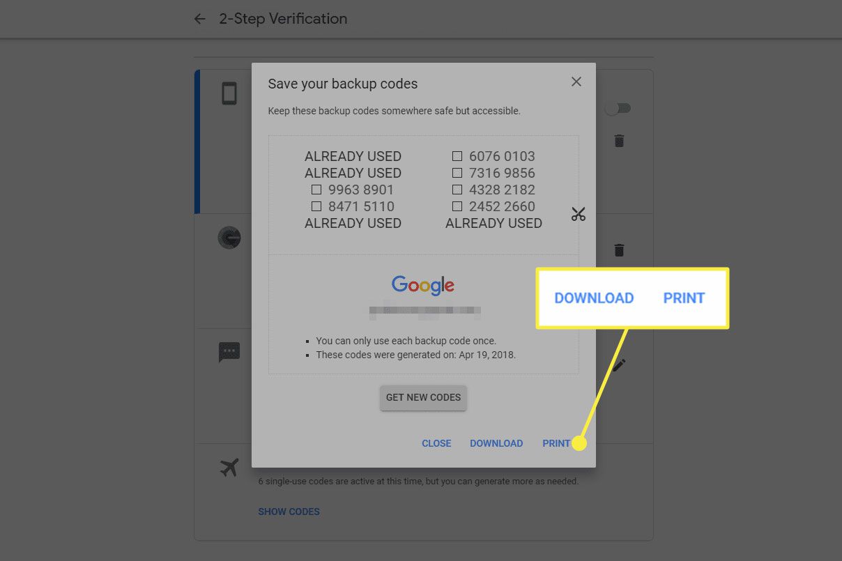 Snímek obrazovky se záložními kódy Google 2FA se zvýrazněnými možnostmi Stáhnout a Tisknout