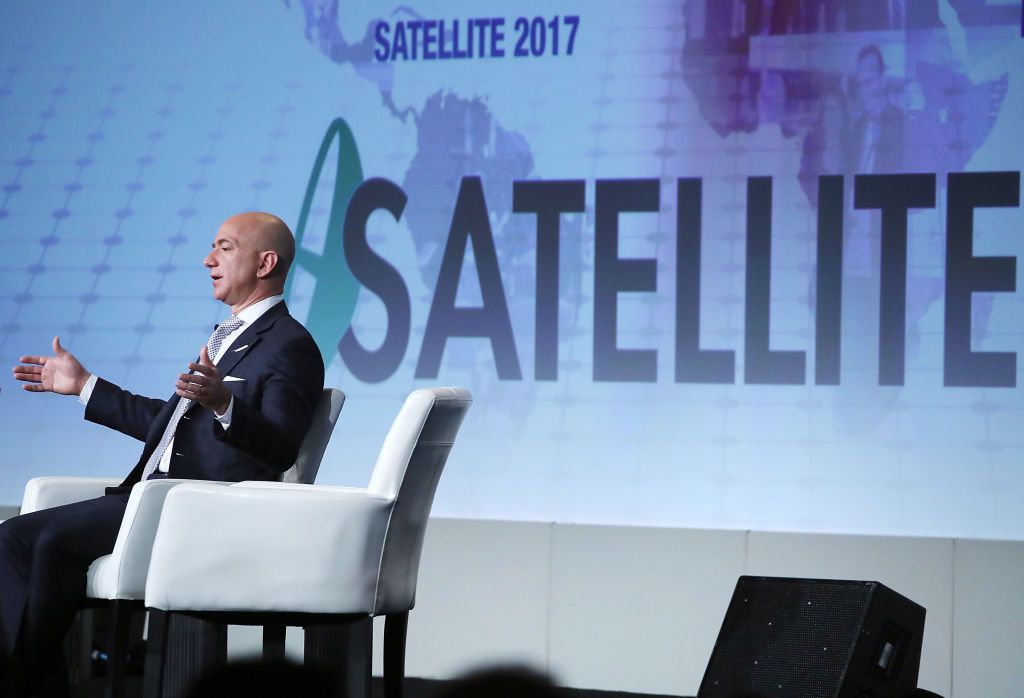 Jeff Bezos, generální ředitel společnosti Amazon a zakladatel Blue Origin, hovoří během konference Access Intelligence SATELLITE 2017