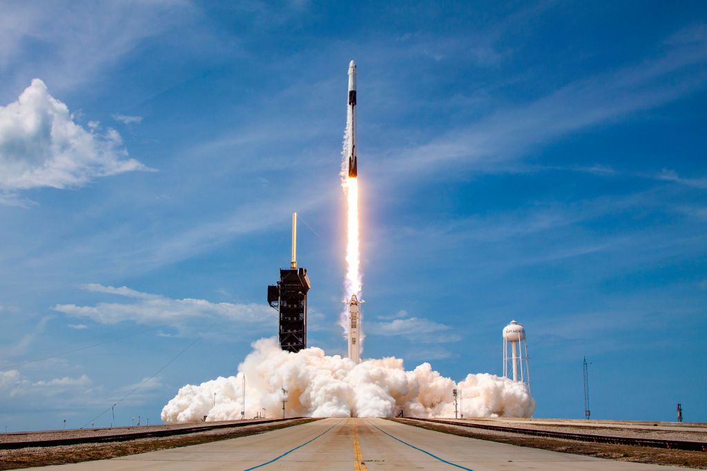 Raketa Falcon 9 nesoucí kosmickou loď Crew Dragon společnosti startuje na misi Demo-2 na Mezinárodní vesmírnou stanici