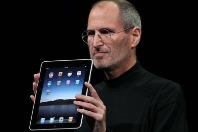 Steve Jobs zobrazující iPad